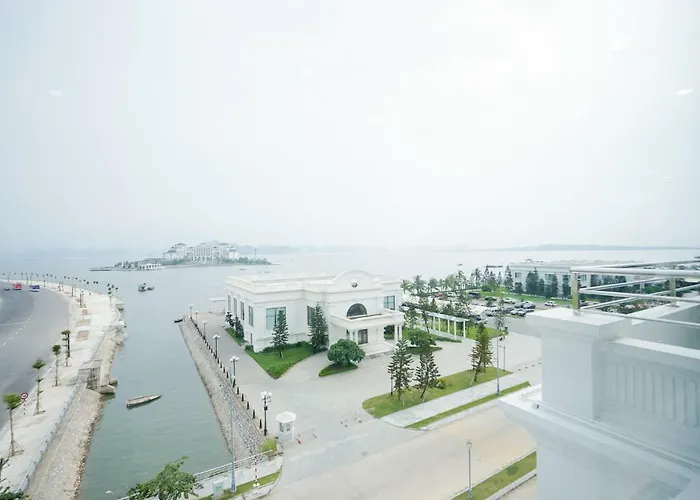 Khach San Plus Hotel 3*